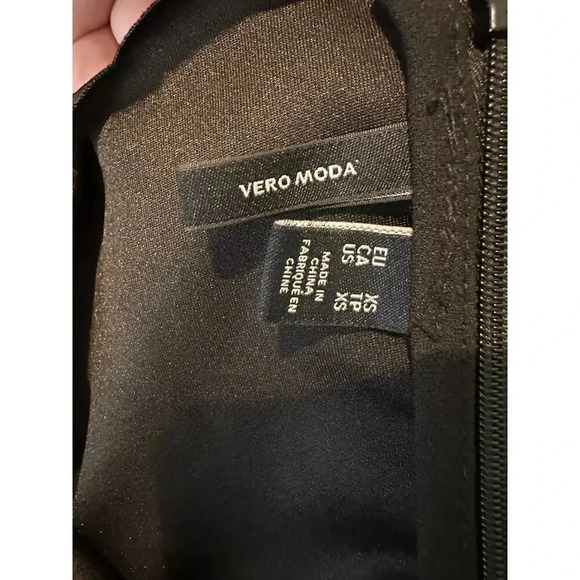 Size XS VERO MODA Olivia Scallop Neck Romper - Picture 5 of 5